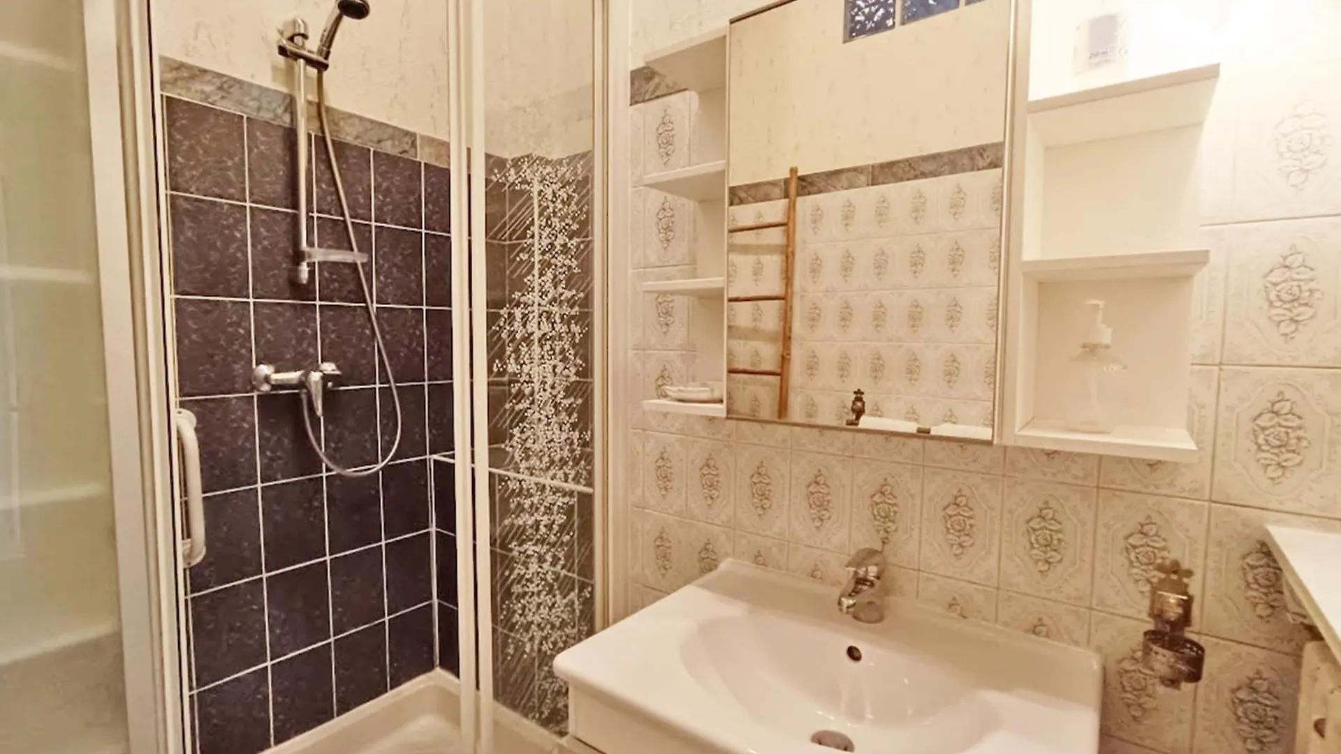 Le Petit Paradis, T3, Wifi, Parking, Veranda Bagnères-de-Luchon 法国